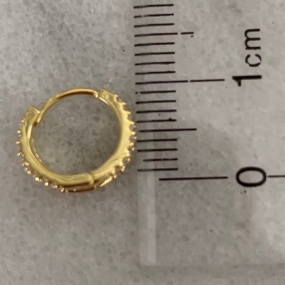 18K Gold Crystal Split Huggie Hoop Earrings
Brand New - Picture 4 of 4